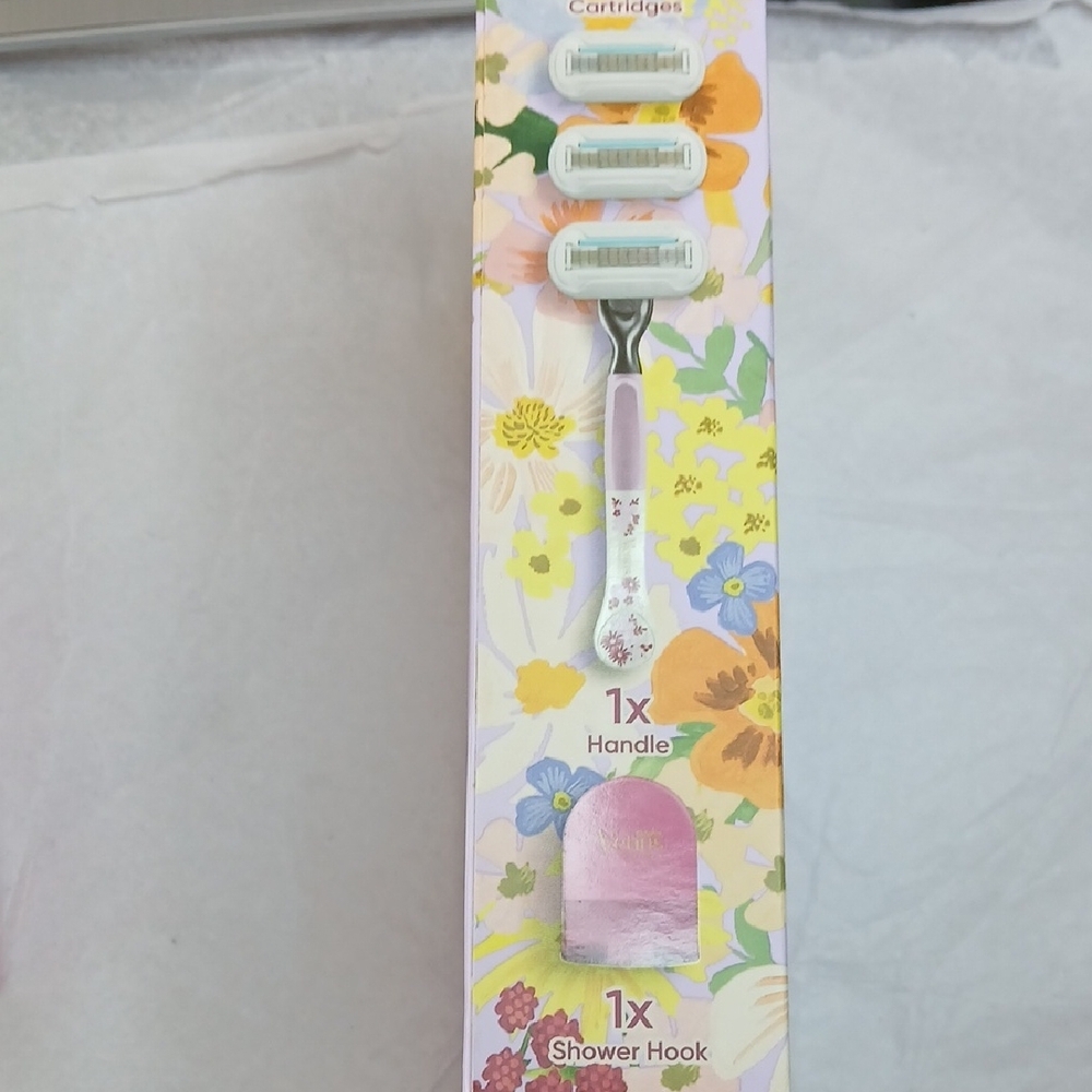 Gillette Venus Razor and Extra Cartridge Set - Picture 3 of 9